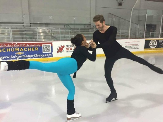 Johanna Castillo, triunfa entre la moda y el patinaje sobre hielo