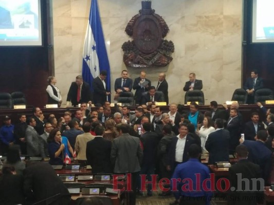 Cohetes y golpes: Así fue el zafarrancho de Libre dentro del Congreso Nacional