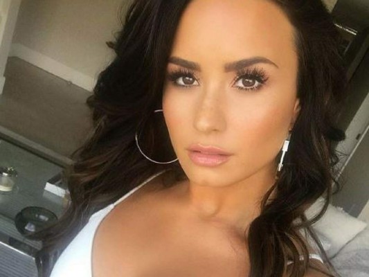 ¿Abusó del Photoshop? Critican la diminuta cintura de Demi Lovato