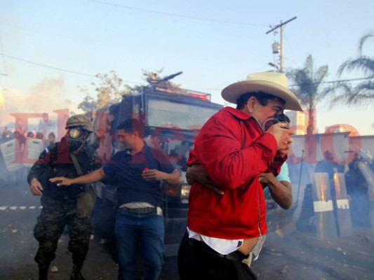 Imágenes de la 'gaseada” a Manuel Zelaya durante marcha de la Alianza de Oposición