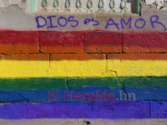 FOTOS: Pintada con la bandera LGTBI amanece iglesia Los Dolores &nbsp;&nbsp;