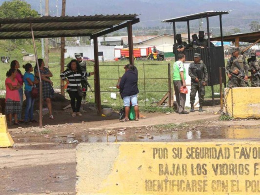 Madres lloran al saber que no podrán ver a sus hijos en la Penitenciaría Nacional en este Día de la Madre