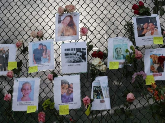 Familiares de las víctimas en Surfside rinden homenaje con emotivo monumento improvisado