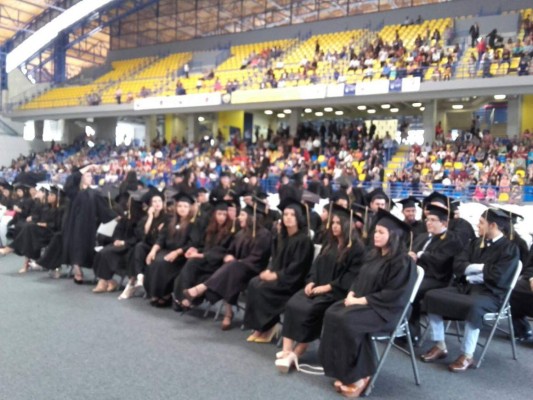 La UNAH gradúa al menos 700 nuevos profesionales