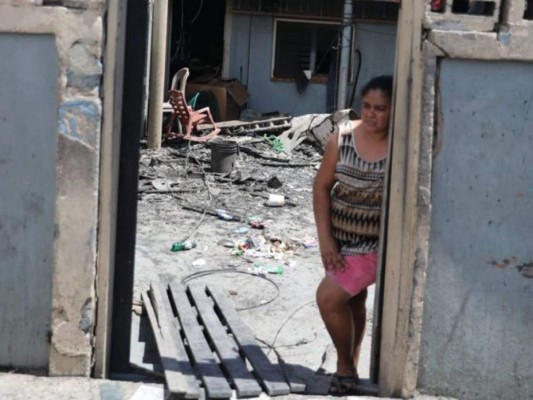 Entregan ayuda humanitaria tras pavoroso incendio en Guanaja