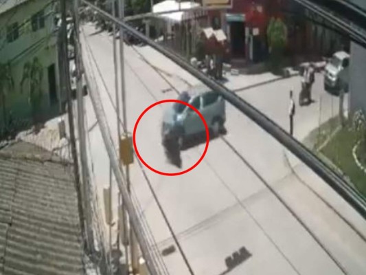 VIDEO: Conductora no hizo alto y embistió a motociclista en Danlí