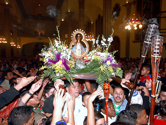 Devotos le cantan a la patrona de Honduras en su aniversario