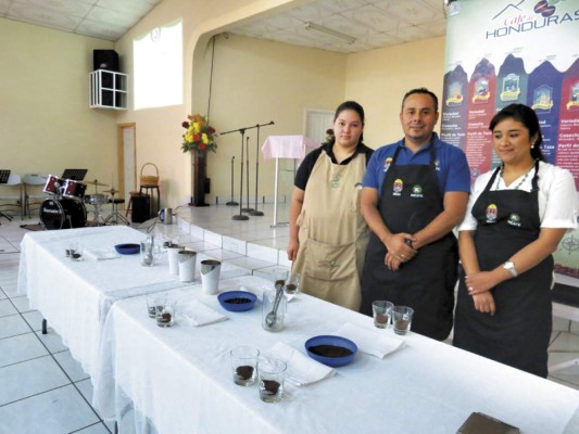 Capacitan a caficultores para mejorar la producción