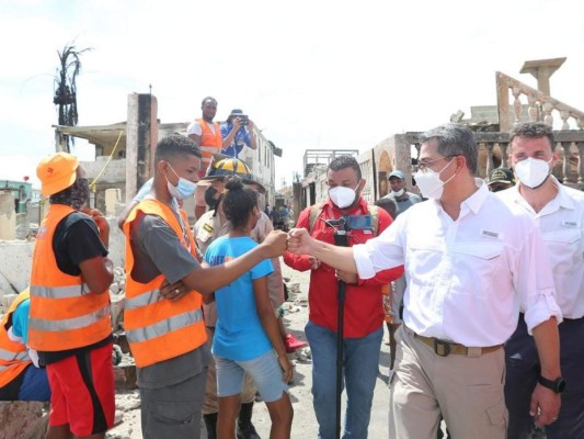 En fotos: Así fue el recorrido de Juan Orlando Hernández en la devastada Guanaja  