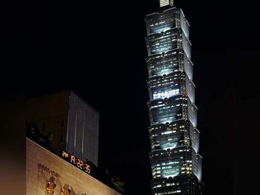 Torre Taipéi se viste de azul y celebra el Bicentenario de Honduras