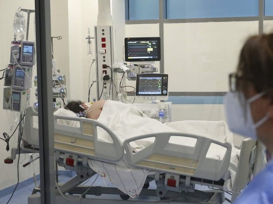 Los inquietantes mensajes que delatan al médico acusado de matar a pacientes con covid-19 para liberar camas (FOTOS)