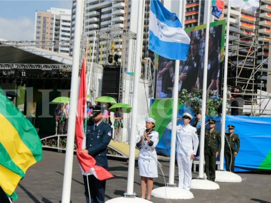 Delegación hondureña presente en izado de la Bandera Nacional en el Parque Olímpico