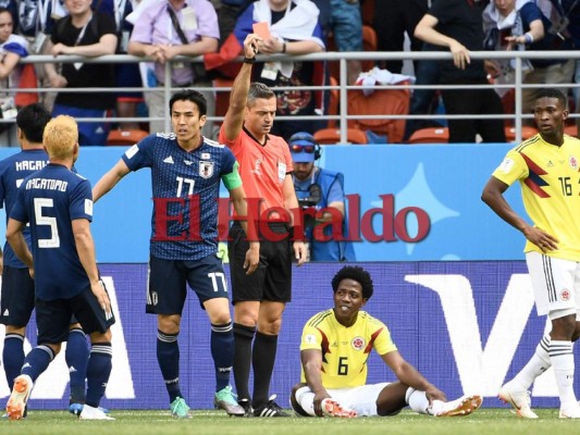 El colombiano Carlos Sánchez recibe la primera tarjeta roja del Mundial Rusia 2018