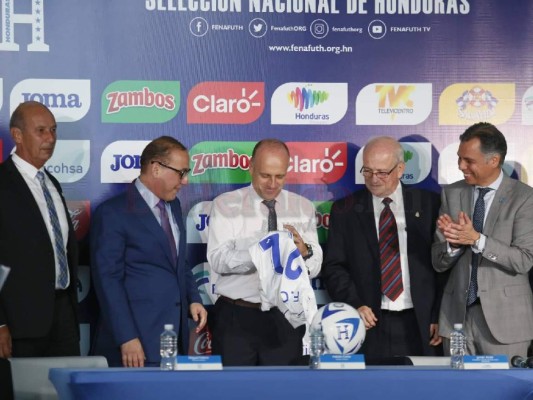 FOTOS: Los gestos de Fabián Coito durante su presentación como entrenador de Honduras