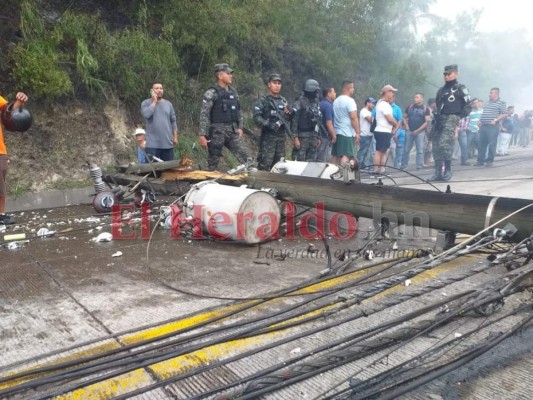 FOTOS: Accidente de rastra deja sin electricidad gran parte de zona sur de Honduras