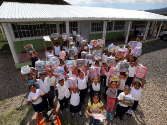 En la Escuela El Zurzular, más de 20 estudiantes recibieron un kit escolar. Fotos: David Romero/EL HERALDO
