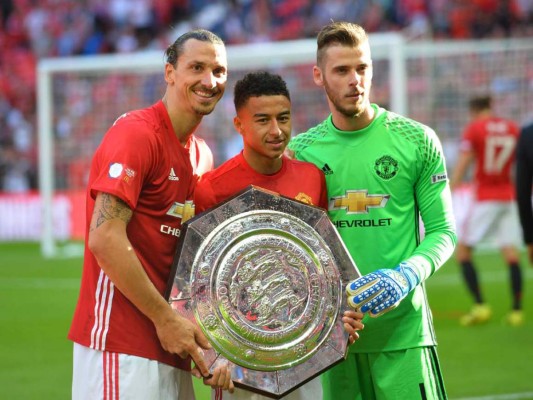 Ibrahimovic ofrece el primer título a Mourinho y al Manchester United