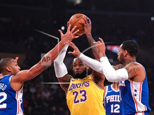 LeBron James realizó un increíble tiro desde mitad de cancha del Staples Center