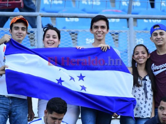 FOTOS: Sonrisas de los niños y banderas de la H predominan en el ambiente del Honduras vs Chile