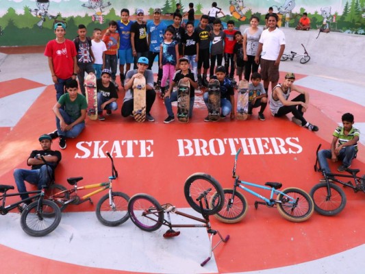 Un joven de 27 años que dejó atrás las pandillas para tomar un par de patines y crear Skate Brothers, un proyecto, que se ha convertido en el antivirus de las pandillas en Cofradía, Cortés, conozca la historia en el Impact Journalism Day. (Foto: El Heraldo)
