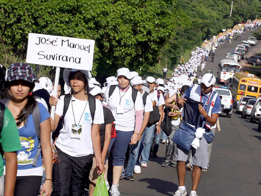 Miles de jóvenes hondureños católicos piden un alto a la violencia y desarme general