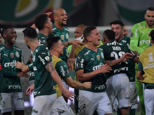 Los jugadores del Palmeiras celebran después de anotar contra Sao Paulo durante el partido de fútbol de vuelta de cuartos de final de la Copa Libertadores de Brasil, en el estadio Allianz Parque en Sao Paulo, Brasil. Foto:AFP