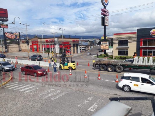 Instalan barreras de concreto a la altura del Aeropuerto Internacional Toncontín