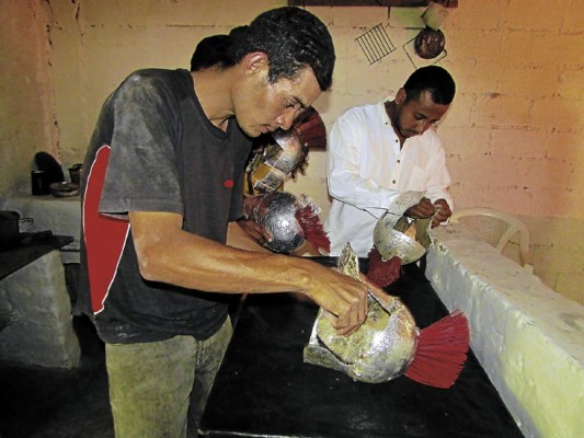 Encadenados para saldar promesas y culpas