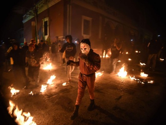 Guatemaltecos se lanzan bolas de fuego en celebración de Virgen de la Inmaculada Concepción