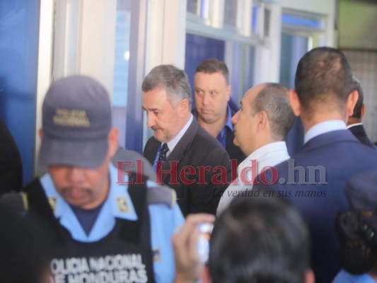 FOTOS: Así llegó Pepe Lobo al Tribunal para oír pena contra Rosa Elena