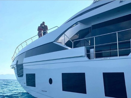 Georgina junto a su esposo Cristiano Ronaldo a bordo del lujoso yate. Foto: Cristiano Ronaldo/Instagram.