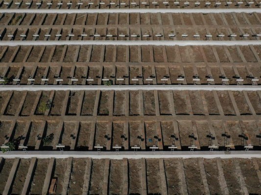 Récord de muertes diarias por Covid-19 en Chile entre polémica por tumbas