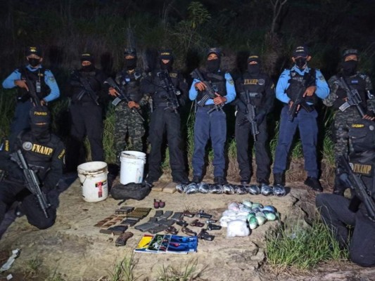 Hallan caleta con drogas y armas en la colonia Enmanuel de la capital