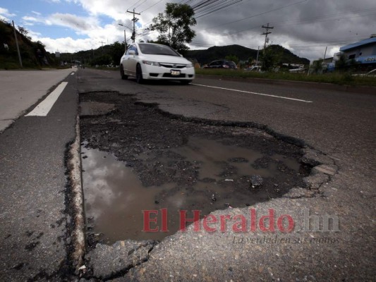 Atestado de baches el periférico, principal corredor vial de la capital