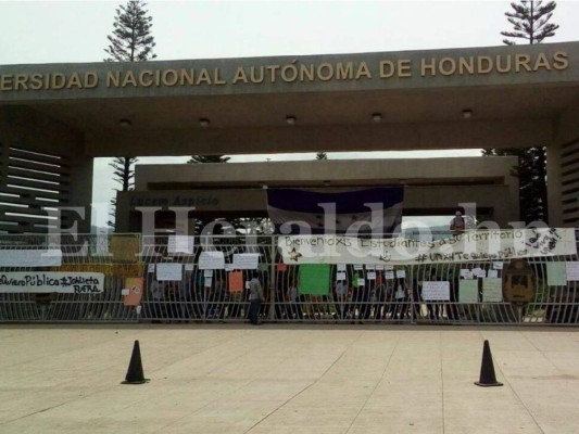 Estudiantes desalojan la UNAH de forma pacífica