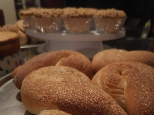 De 'sueño americano' a 'sueño mexicano': Joven panadero emprende con repostería al estilo catracho