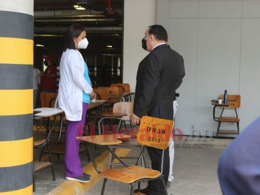 Voluntad, desesperación y aplazamiento: En imágenes cómo se desarrolló el primer día de ensayo de cruce de vacunas  