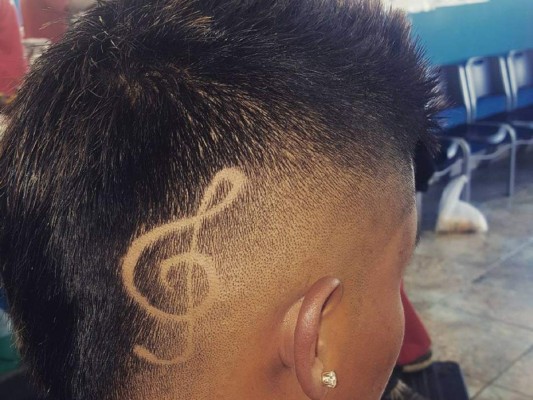 Josué Orellana, el barbero hondureño que con su creatividad triunfa en Nueva York