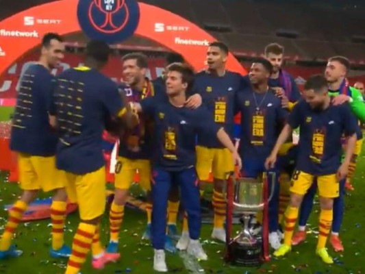 El vacile de Piqué a Dembélé durante la celebración del Barcelona