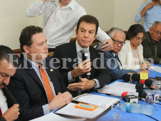 Honduras: Oposición política acude a Casa Presidencial para entregar documento a JOH