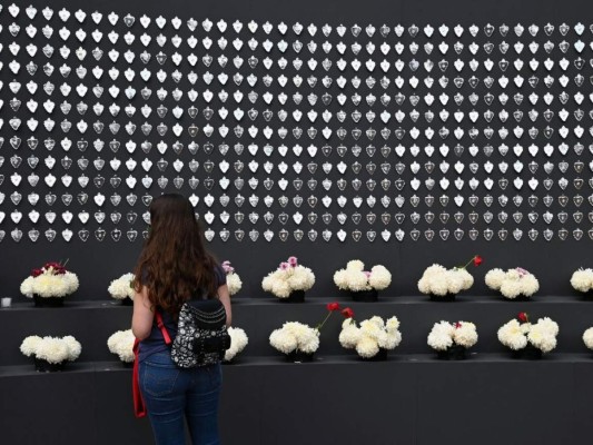 Debajo de sus imágenes colocan flores, principalmente de color blanco, además de veladoras, elementos que según la tradición mexicana guían el camino de los muertos. FOTO: AFP