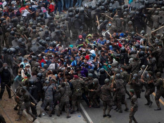 ¡Imágenes que duelen! El violento desalojo a la caravana migrante en Chiquimula