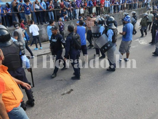 Heridos y detenidos deja enfrentamiento de barras en el clásico Olimpia vs Motagua en el Nacional de Tegucigalpa