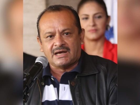 'Cuatro personas en un escritorio no van a acabar con mi liderazgo”