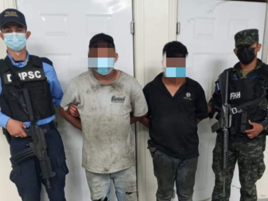 Arrestan a dos hombres tras intentar agredir con machete en mano a policías