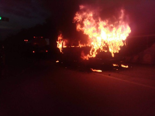 Honduras: Incendian dos buses, uno en La Ceiba y otro en La Lima
