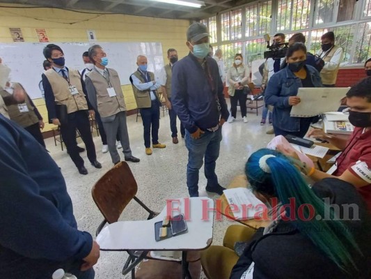Con mascotas, aglomerados y estrenado sistema biométrico: Curiosidades del proceso electoral (FOTOS)