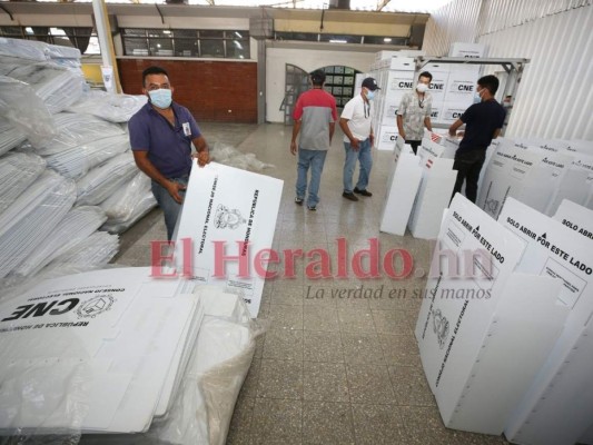 En las bodegas que tiene el Consejo Nacional Electoral (CNE) hay todo un movimiento de armado de más de 23 mil maletas que serán completadas con las papeletas. Foto: David Romero/ EL HERALDO