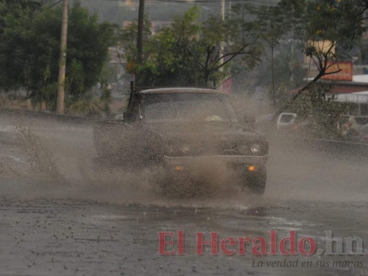 FOTOS: Primeras lluvias de la temporada refrescan la capital, inundada de humo