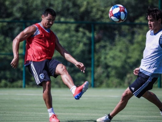 Roger Espinoza regresa a las canchas tres meses después de sufrir una lesión